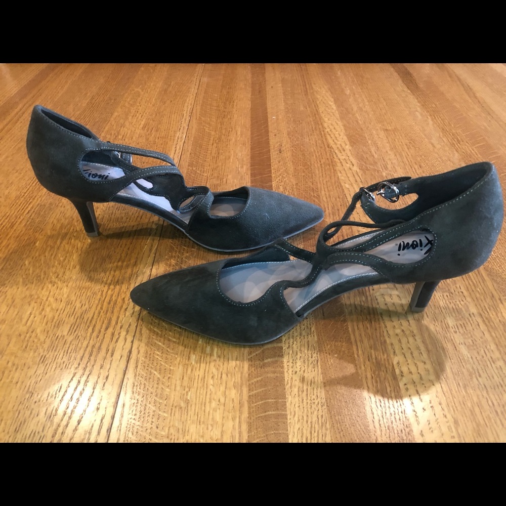 Heels - Picture 2 of 2